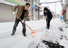雪かき作業に追われる住民たち＝宍粟市山崎町山崎