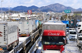 未明からほとんど動かなくなった国道２号の車列＝２５日午前、たつの市揖保町