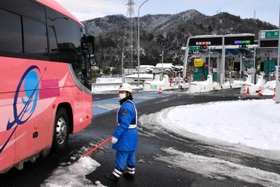 雪のため山崎－佐用のインターチェンジ（ＩＣ）間が通行止めになった中国自動車道。誘導員が案内した＝宍粟市山崎町船元