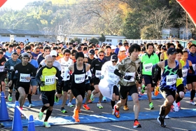 難コースに向かいスタートするランナーたち＝たつの市御津町黒崎