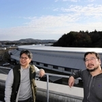 スプリング８の蓄積リングを背に、空を見上げる上杉健太朗さん（右）と上椙真之さん＝佐用町光都１