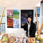 隅田川マルシェで宍粟の特産品を販売する西田奈々さん。反応は上々だったという＝２０２２年１１月２０日、東京都内（西田さん提供）
