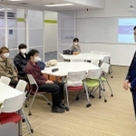 大学生に商品化の思いを語る北條宏明専務（右）＝姫路独協大