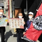 本部を設ける空き店舗前でバルイベントをＰＲする真田忠敏・龍野みらい舎代表（左）ら＝たつの市龍野町下川原