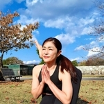 ヨガインストラクターの藤野貴美（ふじの・たかみ）さん＝赤穂市加里屋、赤穂城南緑地公園