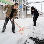 雪かき作業に追われる住民たち＝宍粟市山崎町山崎