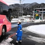 雪のため山崎－佐用のインターチェンジ（ＩＣ）間が通行止めになった中国自動車道。誘導員が案内した＝宍粟市山崎町船元