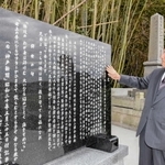 戦死した兄２人を追悼する石碑を墓前に建てた山下直昭さん＝たつの市御津町岩見