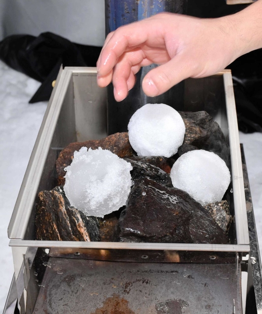 アロマ水に浸した雪玉を使う「雪玉ロウリュ」＝ばんしゅう戸倉スキー場