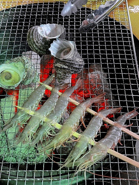 バーベキューではカキ以外の魚介類も楽しめる＝たつの市御津町