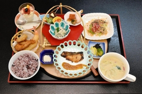 「全国学校給食甲子園」で、優勝を果たした宍粟市立山崎学校給食センターの料理をアレンジした御膳＝宍粟市山崎町生谷、伊沢の里