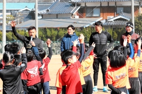 子どもたちを指導した（左から）播戸竜二さん、加地亮さん、松井謙弥選手、金正也さん＝佐用町上月