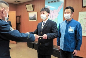 署長感謝状を受け取る佐伯隆太さん（左）と笹倉健史さん＝福崎署
