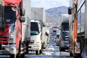 １月２５日昼ごろの国道２号。西行き車線も車列がほとんど動かない＝たつの市揖保町