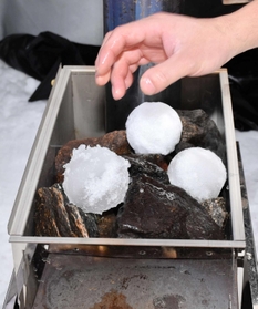 アロマ水に浸した雪玉を使う「雪玉ロウリュ」＝ばんしゅう戸倉スキー場