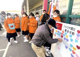 トルコ・シリア大地震の被災者救援募金を呼びかける太子西中学校の生徒会役員ら＝マックスバリュ太子南店