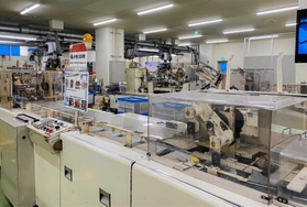 １分間に６００個の「ごきぶりホイホイ」を生産する工場。設備は半世紀近く現役で稼働する＝赤穂市坂越