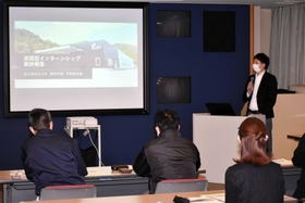 インターンシップ事業の効果を発表する藤井一雅社長＝宍粟防災センター