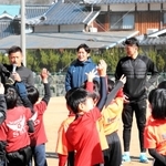 子どもたちを指導した（左から）播戸竜二さん、加地亮さん、松井謙弥選手、金正也さん＝佐用町上月