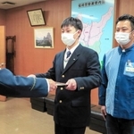 署長感謝状を受け取る佐伯隆太さん（左）と笹倉健史さん＝福崎署