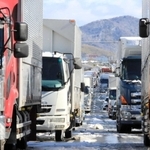 １月２５日昼ごろの国道２号。西行き車線も車列がほとんど動かない＝たつの市揖保町