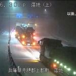 路面に雪が積もり１時間ほどで車列ができた（同）