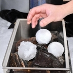 アロマ水に浸した雪玉を使う「雪玉ロウリュ」＝ばんしゅう戸倉スキー場