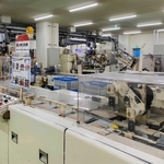 １分間に６００個の「ごきぶりホイホイ」を生産する工場。設備は半世紀近く現役で稼働する＝赤穂市坂越