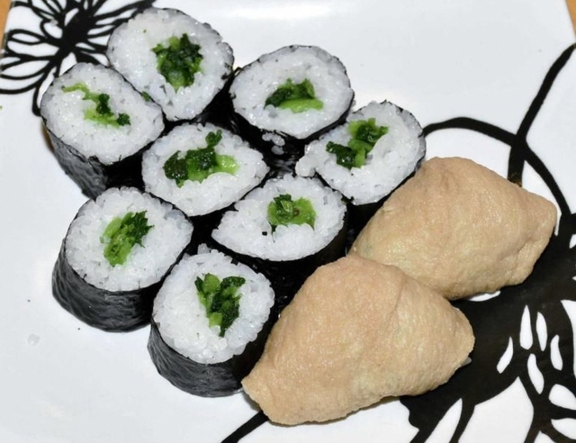 葉ワサビを使った巻きずしといなりずし＝宍粟市山崎町土万