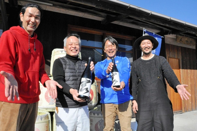 「宿神」の蔵出しを待つ（左から）鶴田拓哉さん、奥藤利文さん、菅原真樹さん、坂本尚志さん＝赤穂市坂越
