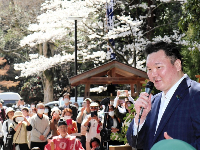 桜が咲く境内であいさつする宮城野親方＝たつの市龍野町中霞城