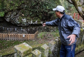 願い事がかないますように。対岸に向かって木札を投げる＝岩戸神社