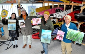 写真パネルを持つ赤穂里うみカヤックスのメンバー＝赤穂市御崎