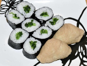 葉ワサビを使った巻きずしといなりずし＝宍粟市山崎町土万