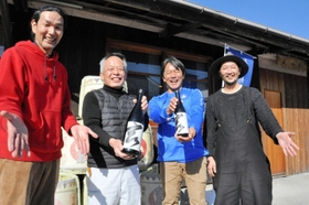 「宿神」の蔵出しを待つ（左から）鶴田拓哉さん、奥藤利文さん、菅原真樹さん、坂本尚志さん＝赤穂市坂越