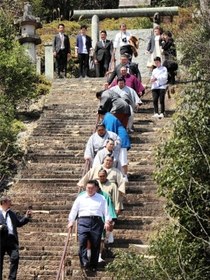 野見宿禰神社を参拝した宮城野親方と弟子ら＝たつの市龍野町北龍野