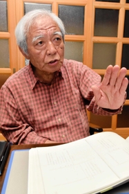 録画テープを探している堂元光さん＝宍粟市