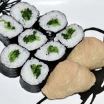 葉ワサビを使った巻きずしといなりずし＝宍粟市山崎町土万