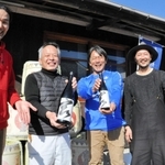 「宿神」の蔵出しを待つ（左から）鶴田拓哉さん、奥藤利文さん、菅原真樹さん、坂本尚志さん＝赤穂市坂越