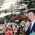 桜が咲く境内であいさつする宮城野親方＝たつの市龍野町中霞城