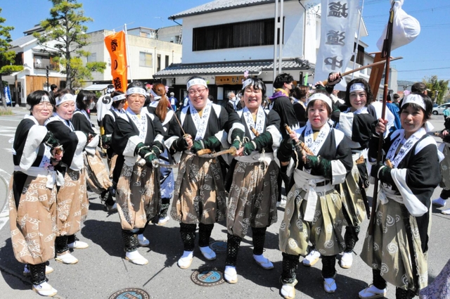 晴天の下、春の義士祭の女人義士行列に参加した女性＝赤穂市内