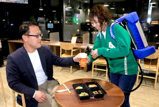 プレオープンでビールを販売する店主の舊林愉美子さん＝ＪＲ相生駅前