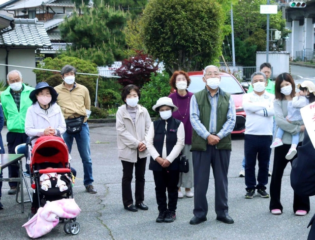 立候補者の第一声に耳を傾ける有権者ら＝１６日午前、相生市内