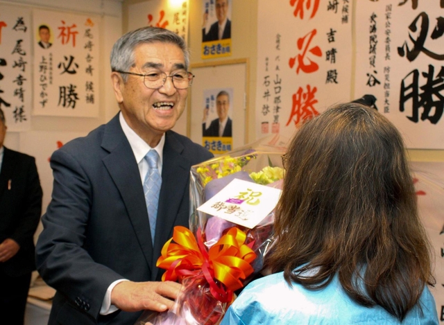 支援者らと当選を喜ぶ尾﨑吉晴氏＝福崎町福田