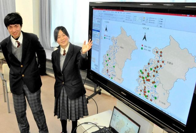千種川水系の水生生物調査のデータを分析して発表した田口恭子さん（右）と平瀬由昴さん＝千種高校