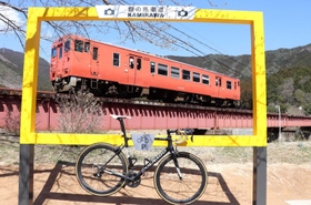 タイミングが合えば、ＪＲ播但線の列車をフレーム内に収められる＝神河町栗（同町提供）