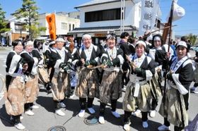 晴天の下、春の義士祭の女人義士行列に参加した女性＝赤穂市内