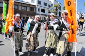 晴天の下、春の義士祭の女人義士行列に参加した女性＝赤穂市内