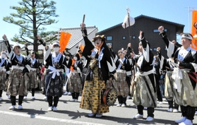 勝ちどきを上げる四十七士役の女性＝赤穂市内