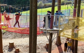 「おっとっと」。遊具を楽しむ子どもたち＝神河町猪篠